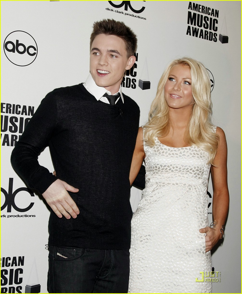 Julianne Hough Announces AMA Nominees