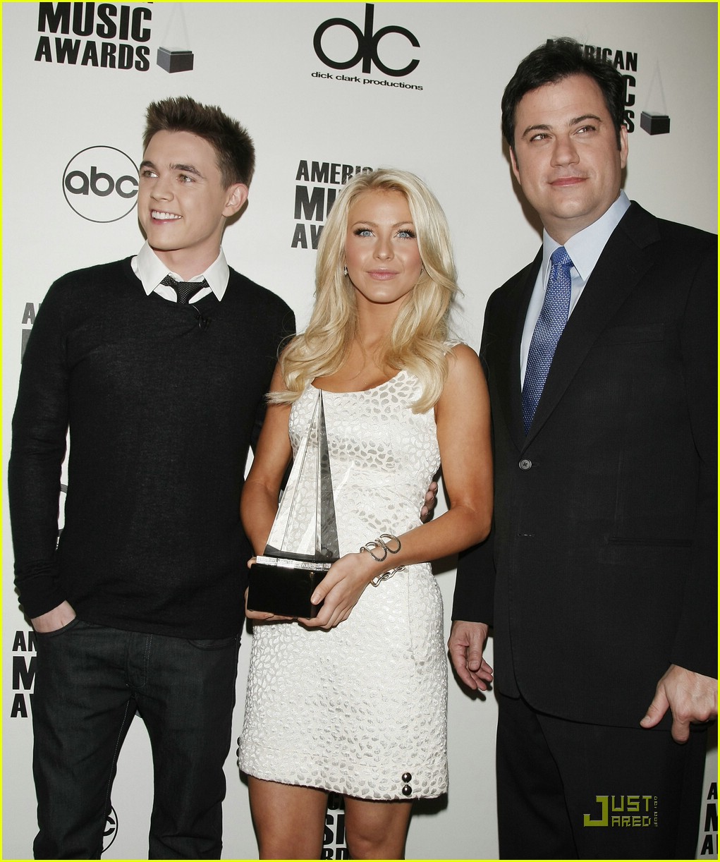 Julianne Hough Announces AMA Nominees