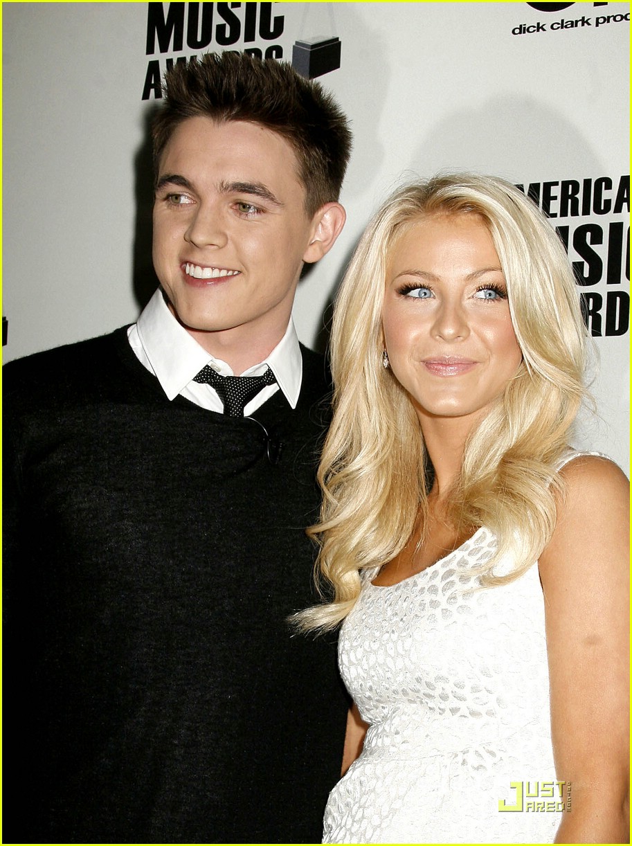 Julianne Hough Announces AMA Nominees