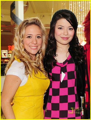Miranda Cosgrove - "About You Now" Music Video Preview