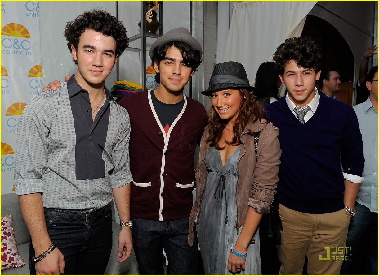 Demi Lovato To Introduce The Jonas Brothers