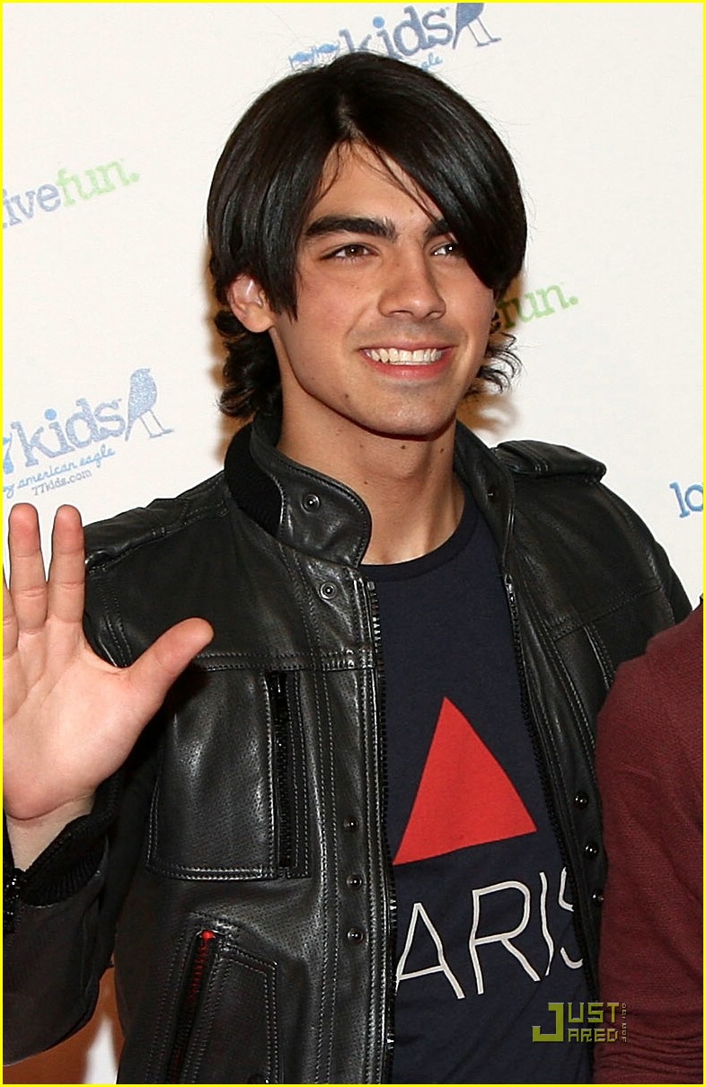 The Jonas Brothers Rock Out At The Roxy