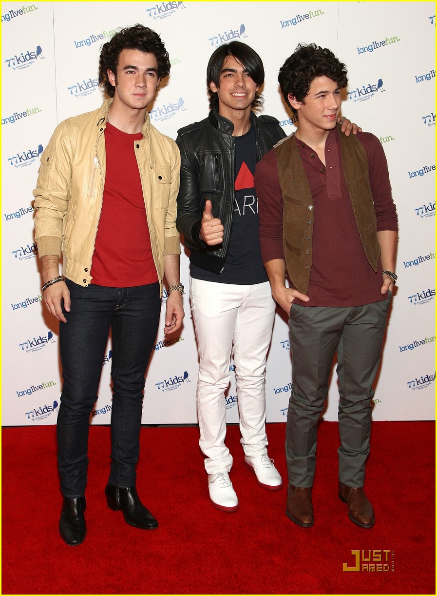 The Jonas Brothers Rock Out At The Roxy
