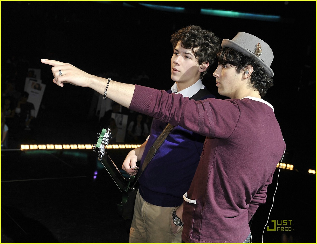 Free Jonas Brothers Concert Tonight!!!!! 