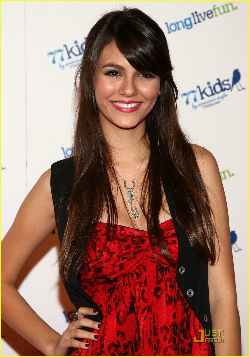 Victoria Justice Is Roxy Red