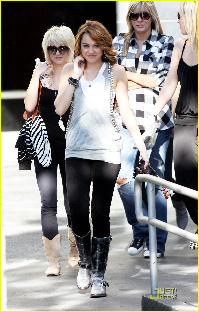 Miley Cyrus Hits Christmas Day Parade 2008
