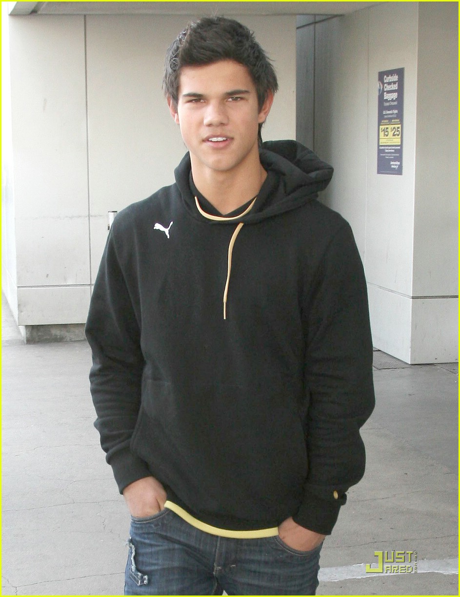 Taylor Lautner Sings Miley Cyrus