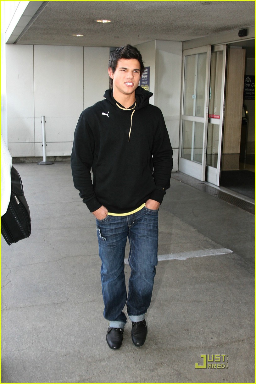 Taylor Lautner Sings Miley Cyrus