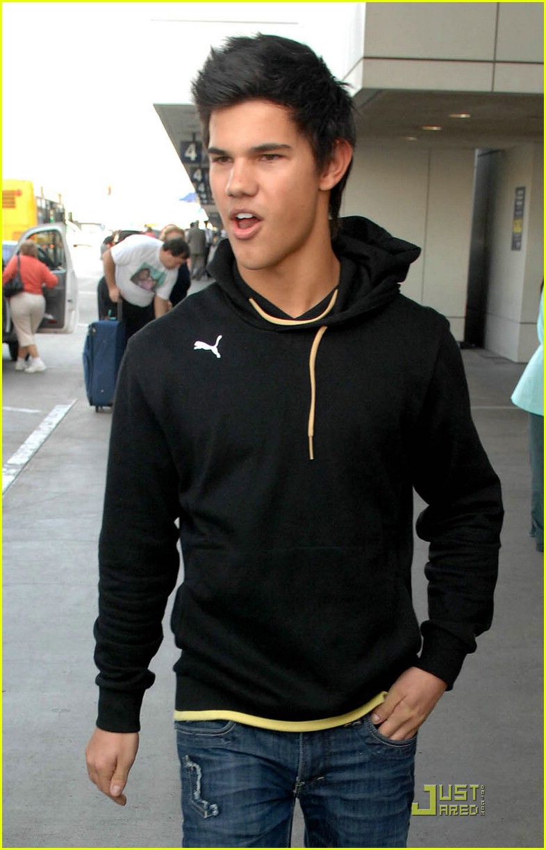 Taylor Lautner Sings Miley Cyrus