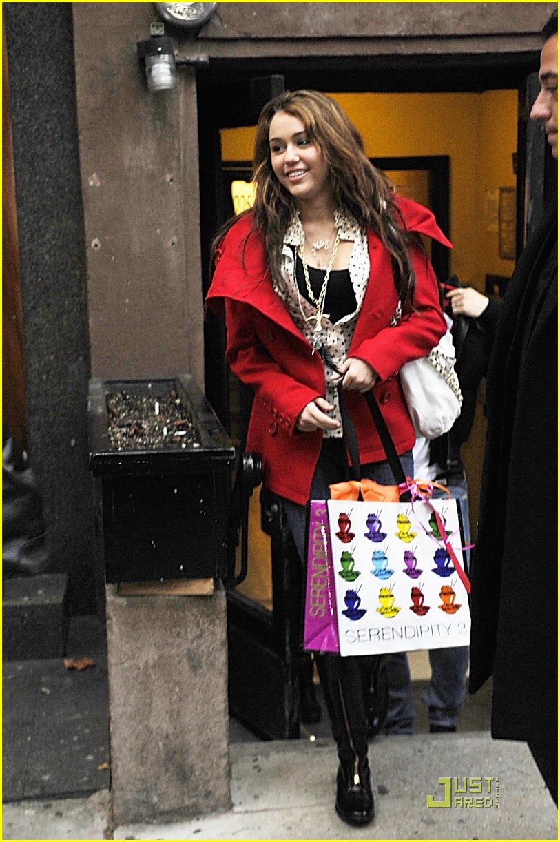 Miley Cyrus Shops Serendipity 3!
