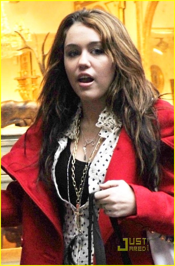 Miley Cyrus Shops Serendipity 3!