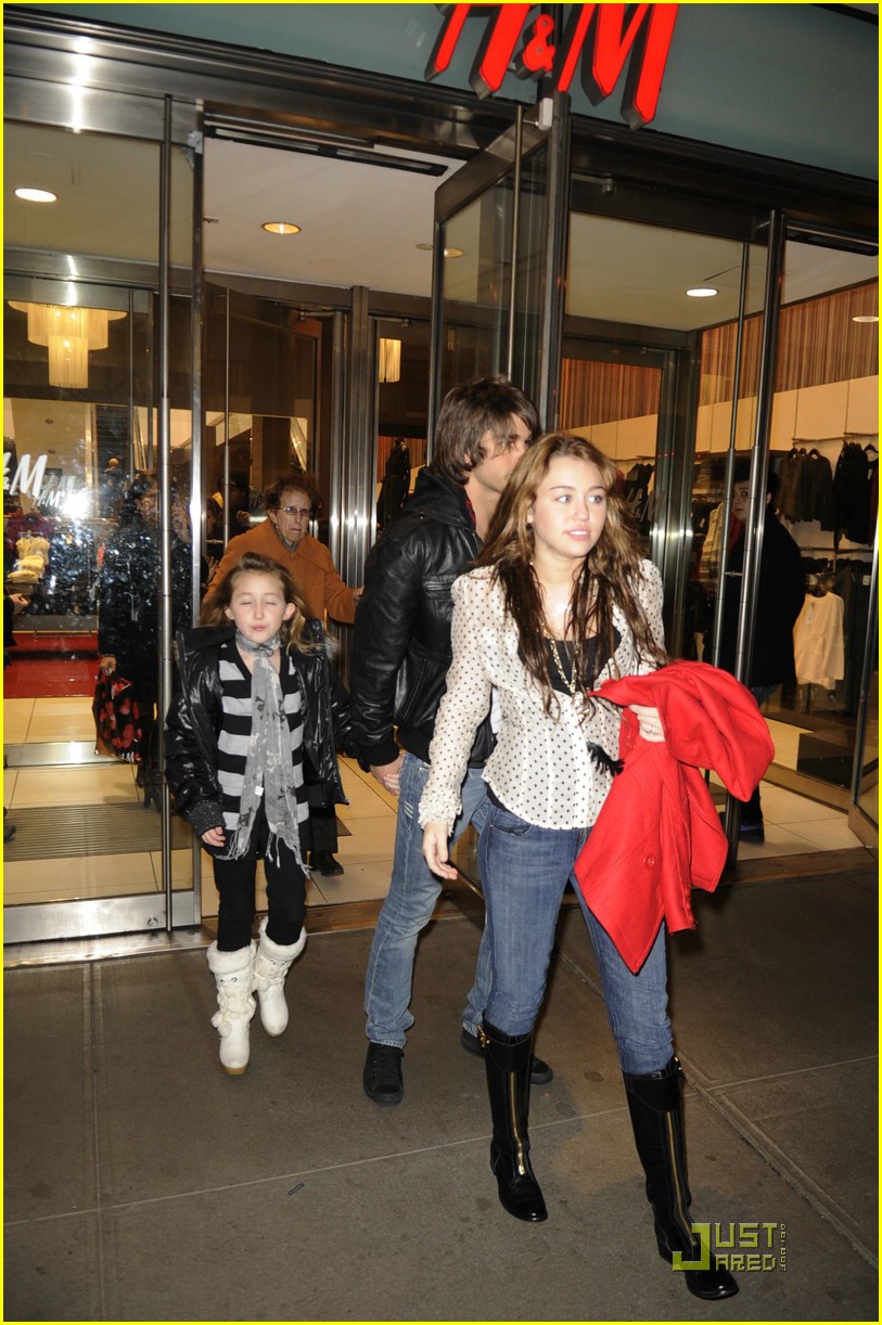 Miley Cyrus Shops Serendipity 3!