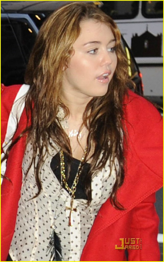 Miley Cyrus Shops Serendipity 3!