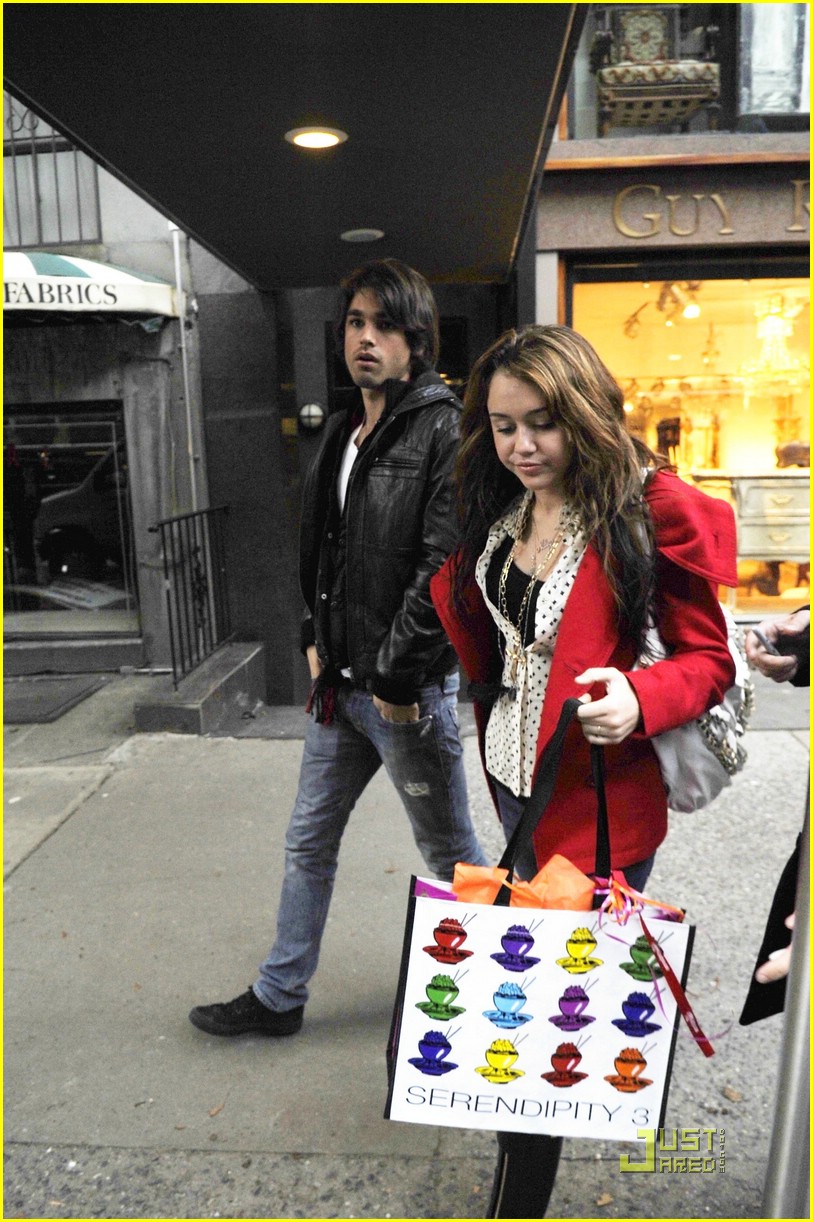 Miley Cyrus Shops Serendipity 3!