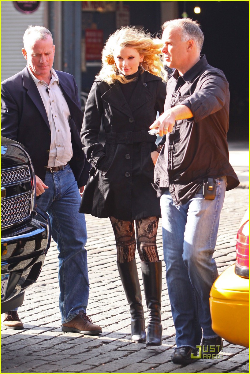 Taylor Swift Snaps the Paps