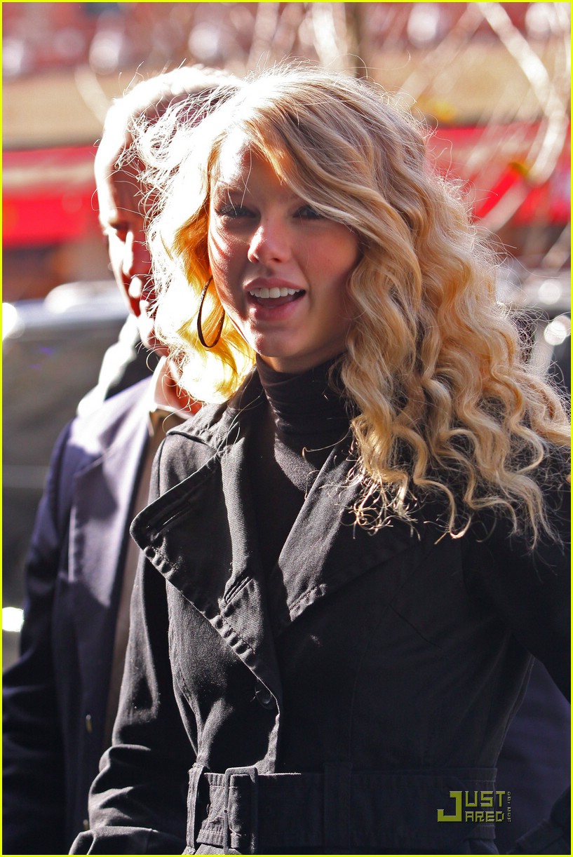 Taylor Swift Snaps the Paps