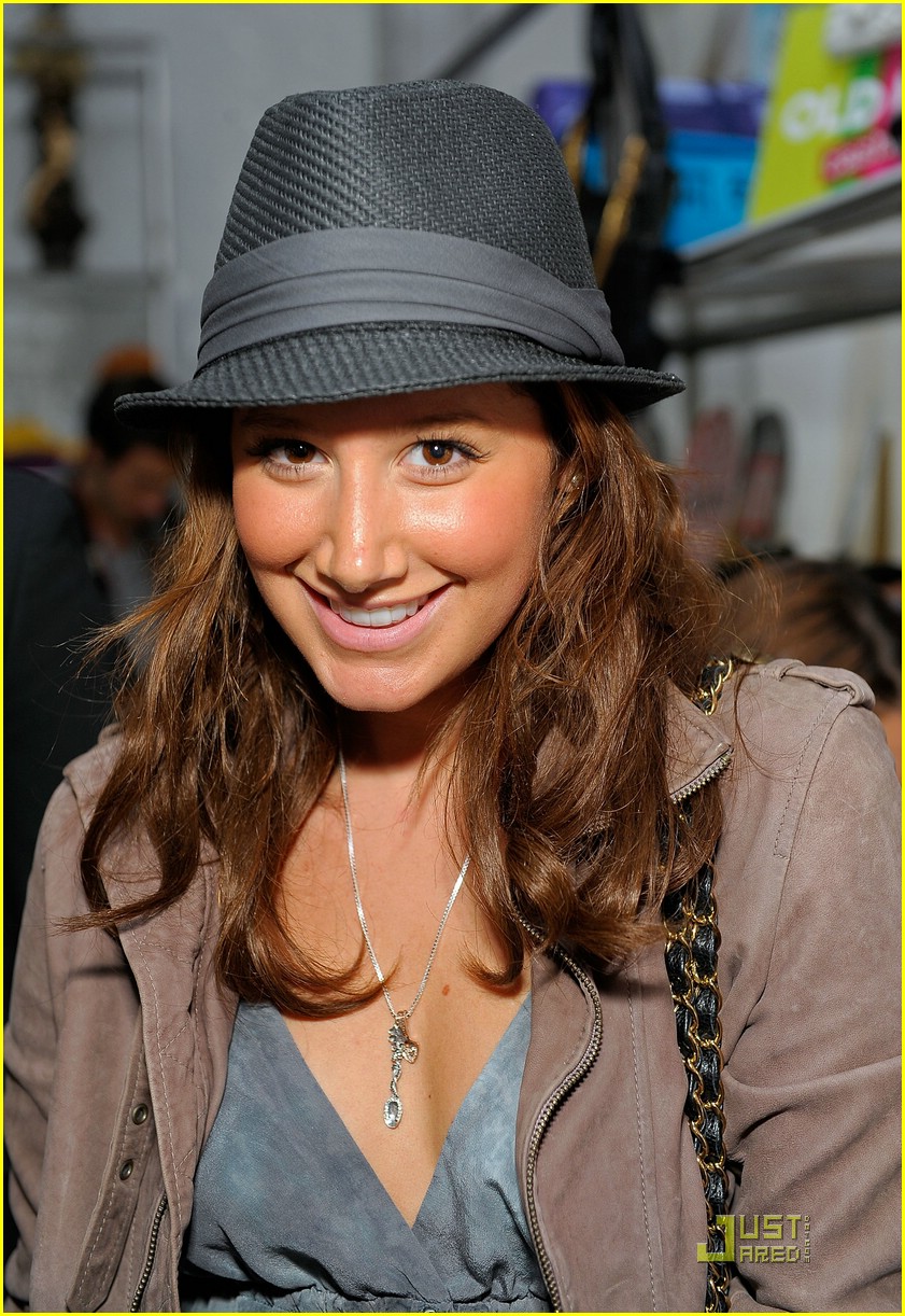 Ashley Tisdale is AMA Gift Lounge Lovely