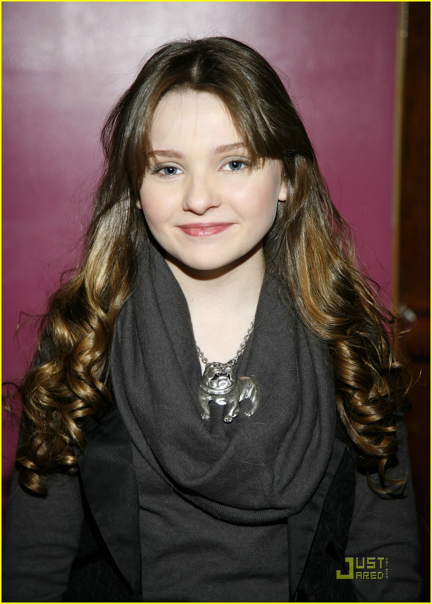 Abigail Breslin Brings Toys For Dogs 