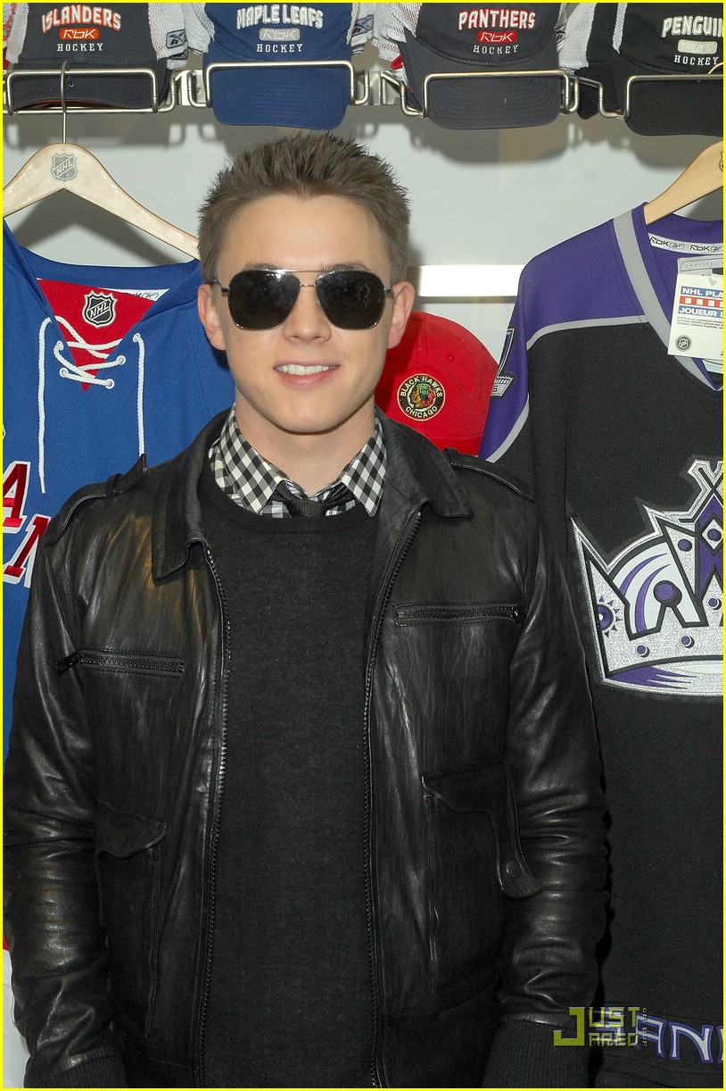 Jesse McCartney is a Hockey Hottie
