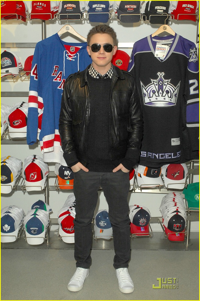 Jesse McCartney is a Hockey Hottie