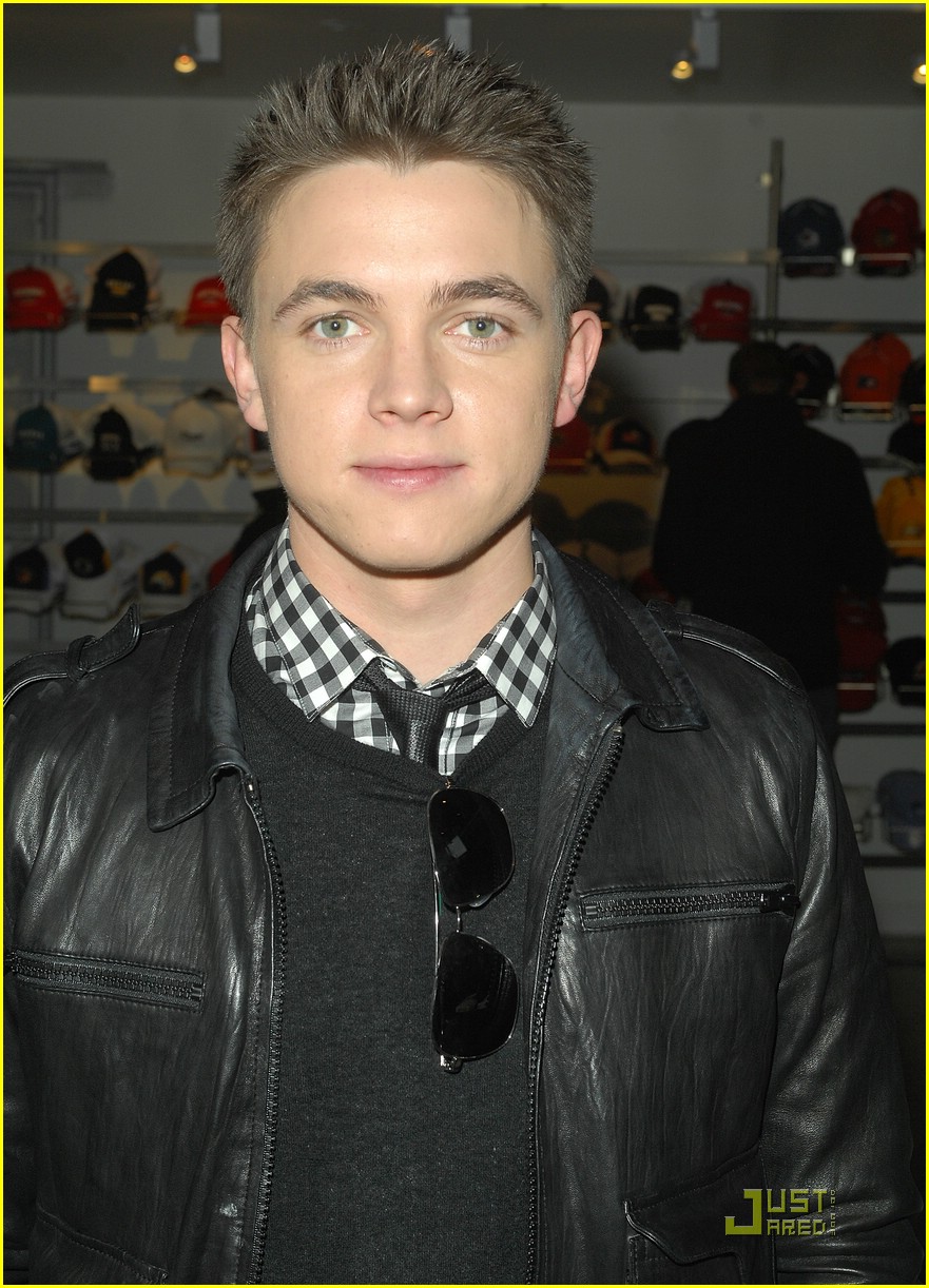 Jesse McCartney is a Hockey Hottie
