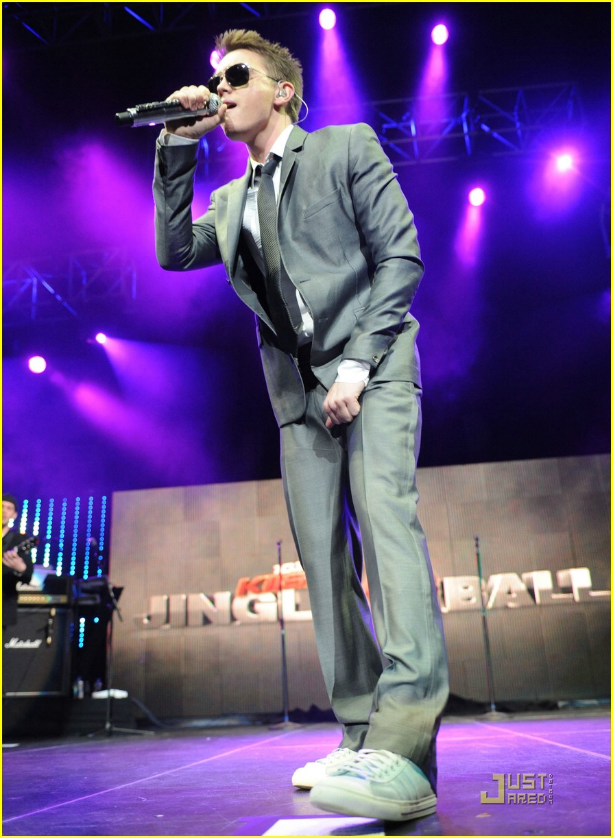 Jesse McCartney Freaks Out Jingle Ball