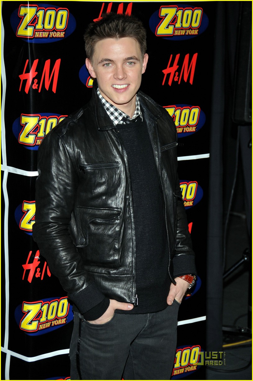 Jesse McCartney Jazzes Out The Jingle Ball
