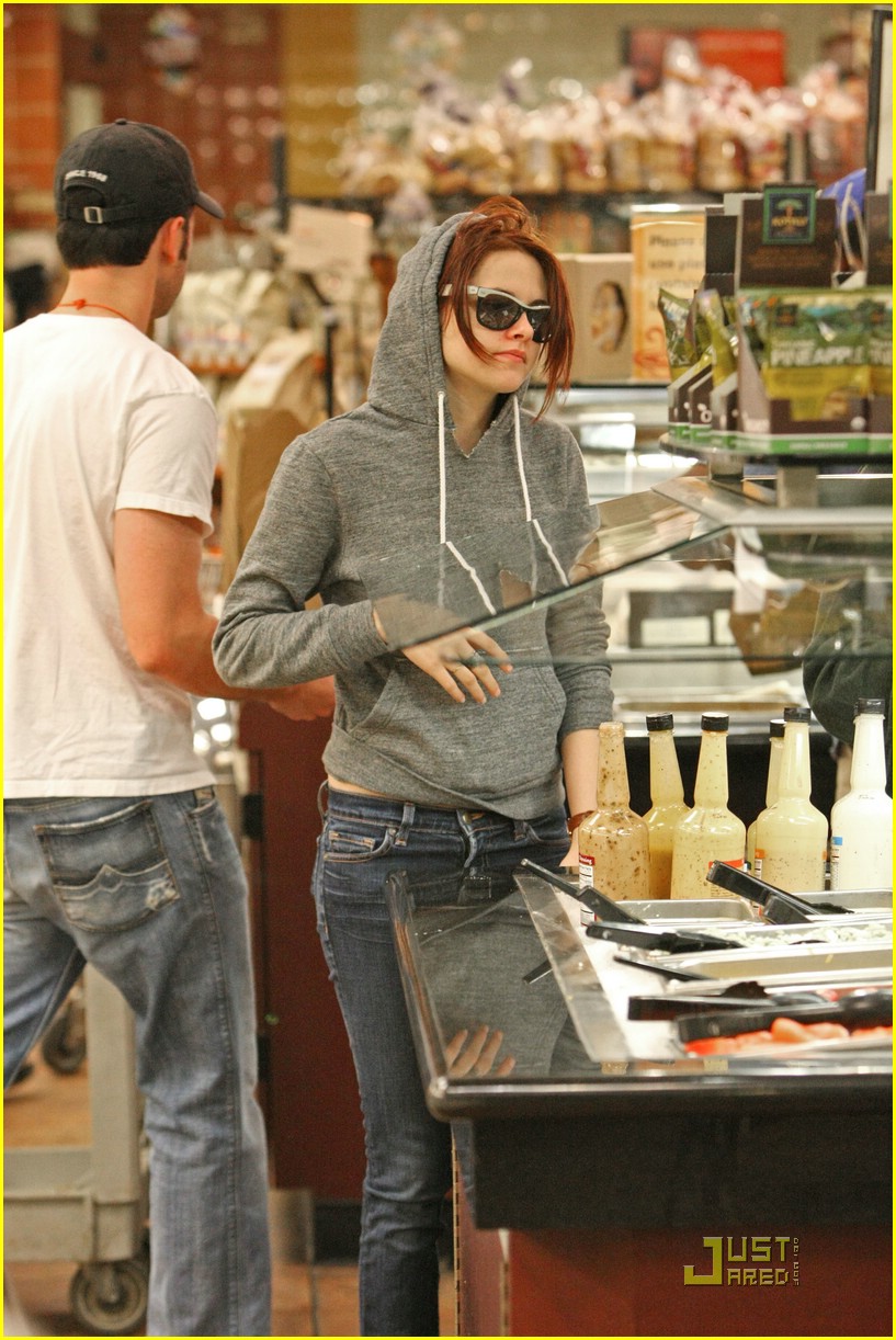 Kristen Stewart & Nikki Reed Toss Their Salads