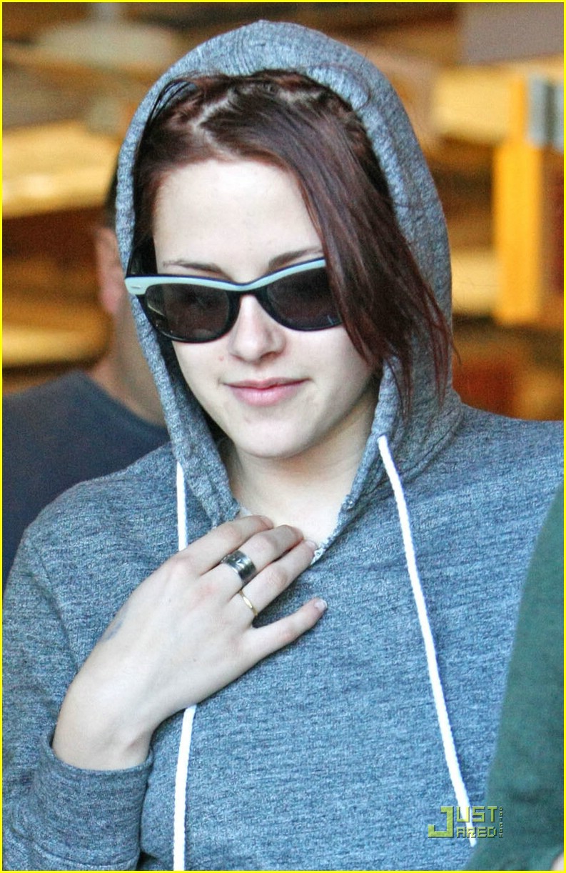 Kristen Stewart & Nikki Reed Toss Their Salads