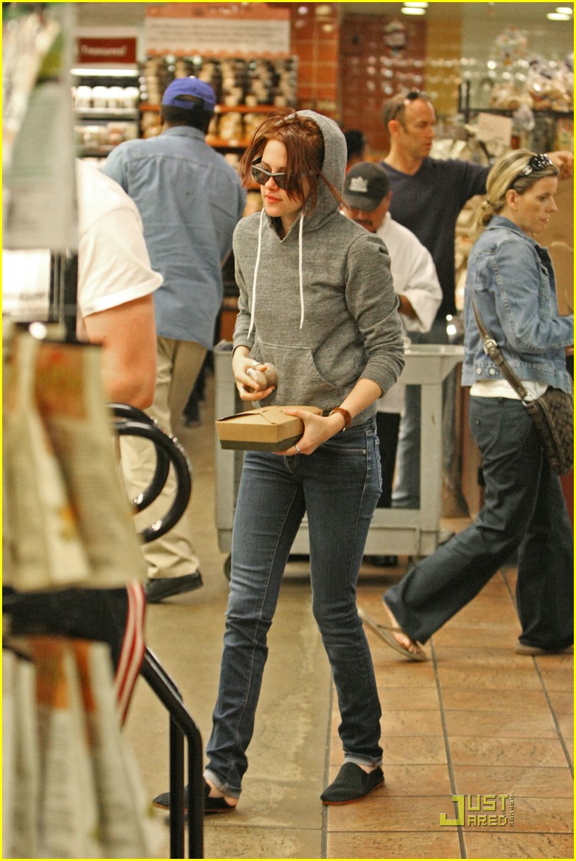 Kristen Stewart & Nikki Reed Toss Their Salads