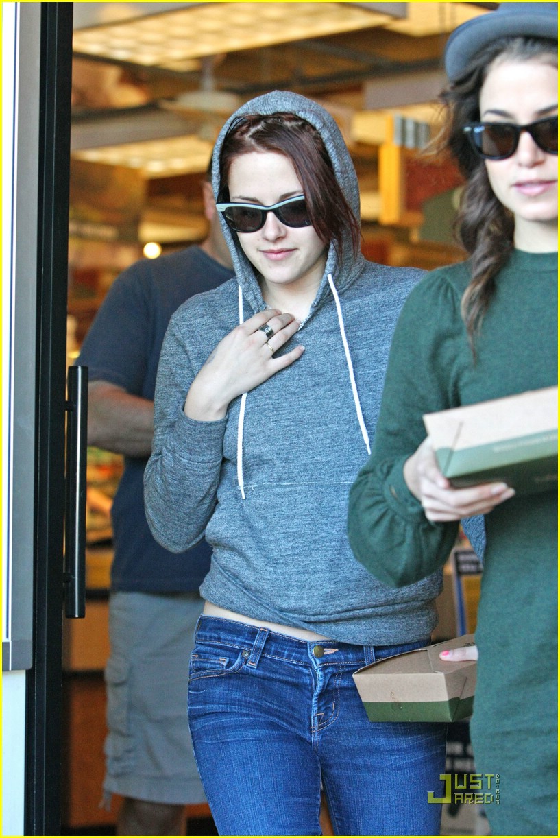 Kristen Stewart & Nikki Reed Toss Their Salads