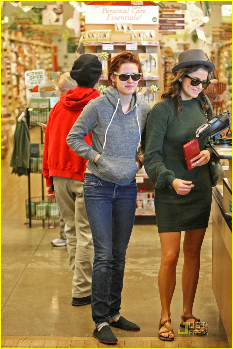 Kristen Stewart & Nikki Reed Toss Their Salads
