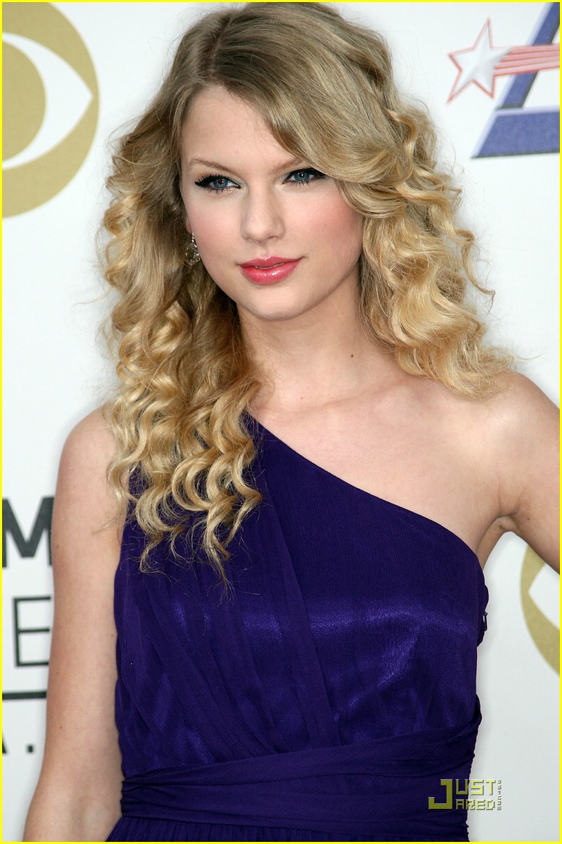 Taylor Swift Announces Grammy Nominations!