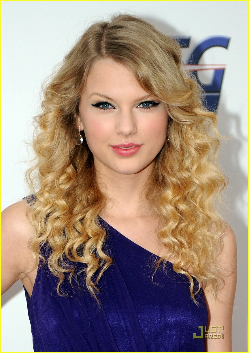 Taylor Swift Announces Grammy Nominations!