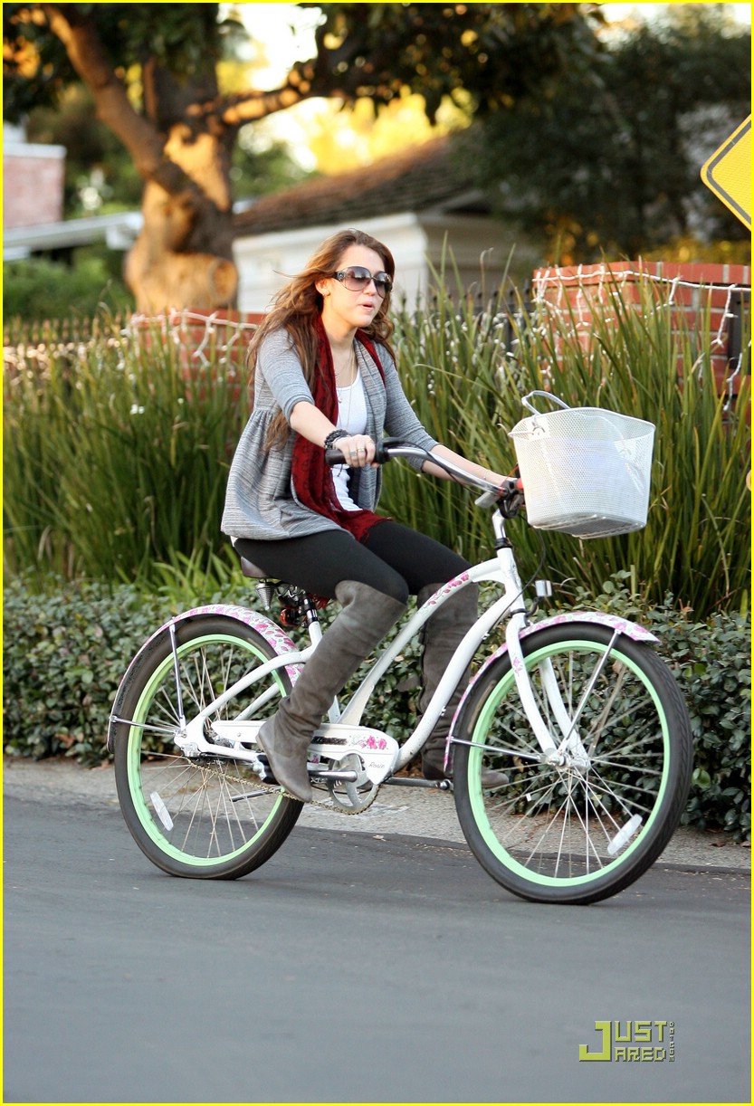 Miley Cyrus: It's A Beautiful Day in the Neighborhoodend