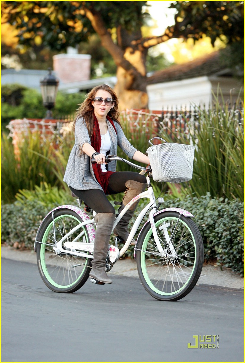 Miley Cyrus: It's A Beautiful Day in the Neighborhoodend