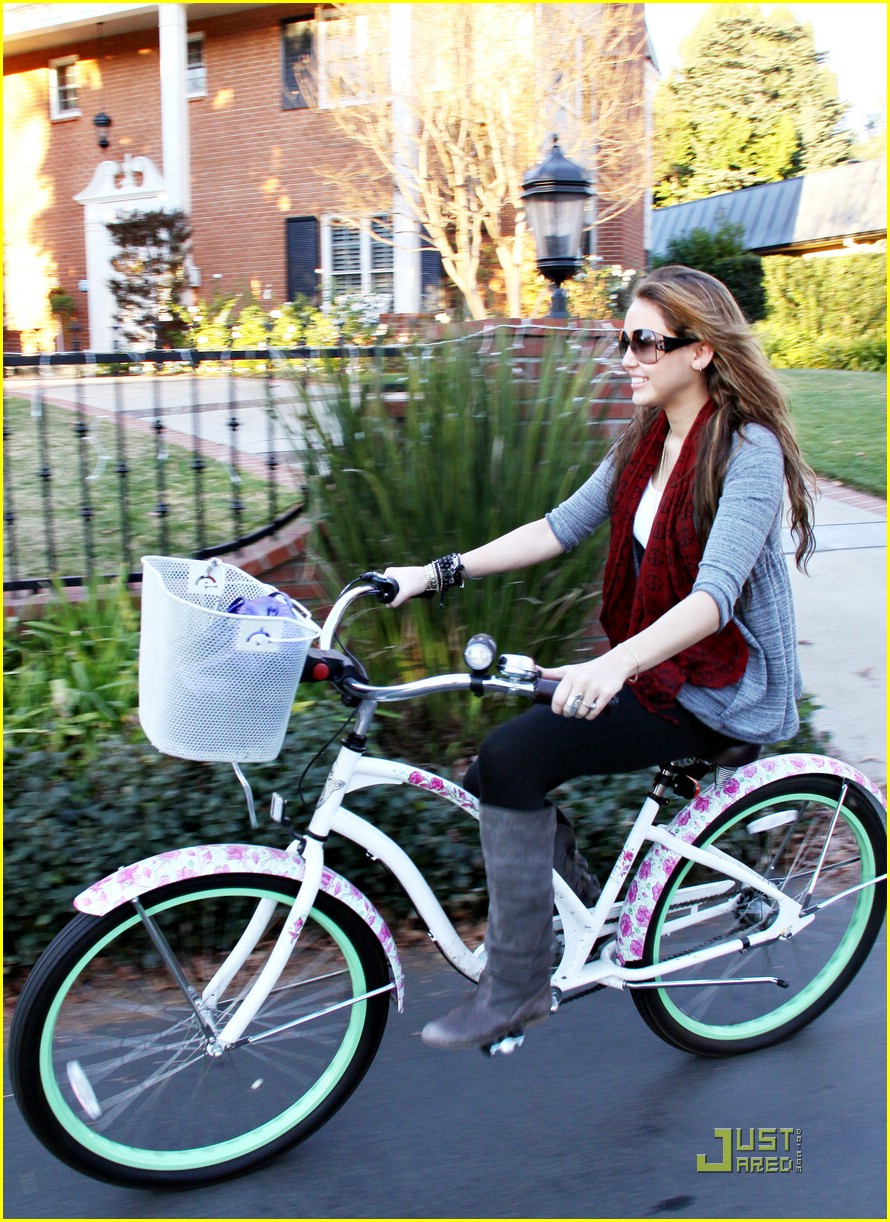 Miley Cyrus: It's A Beautiful Day in the Neighborhoodend