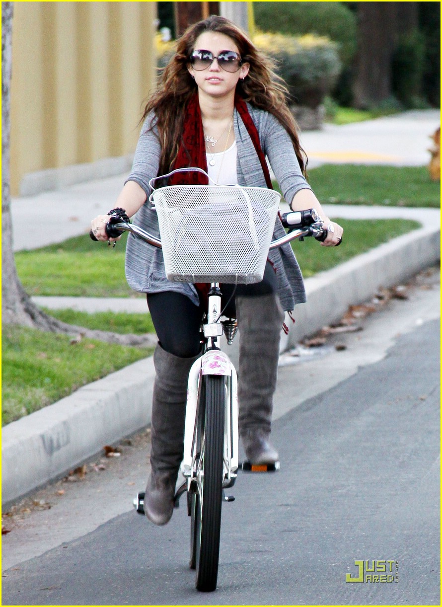 Miley Cyrus: It's A Beautiful Day in the Neighborhoodend 