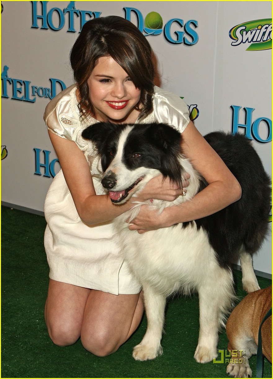 Selena Gomez & Daniel Samonas: Carpet Cuddlers