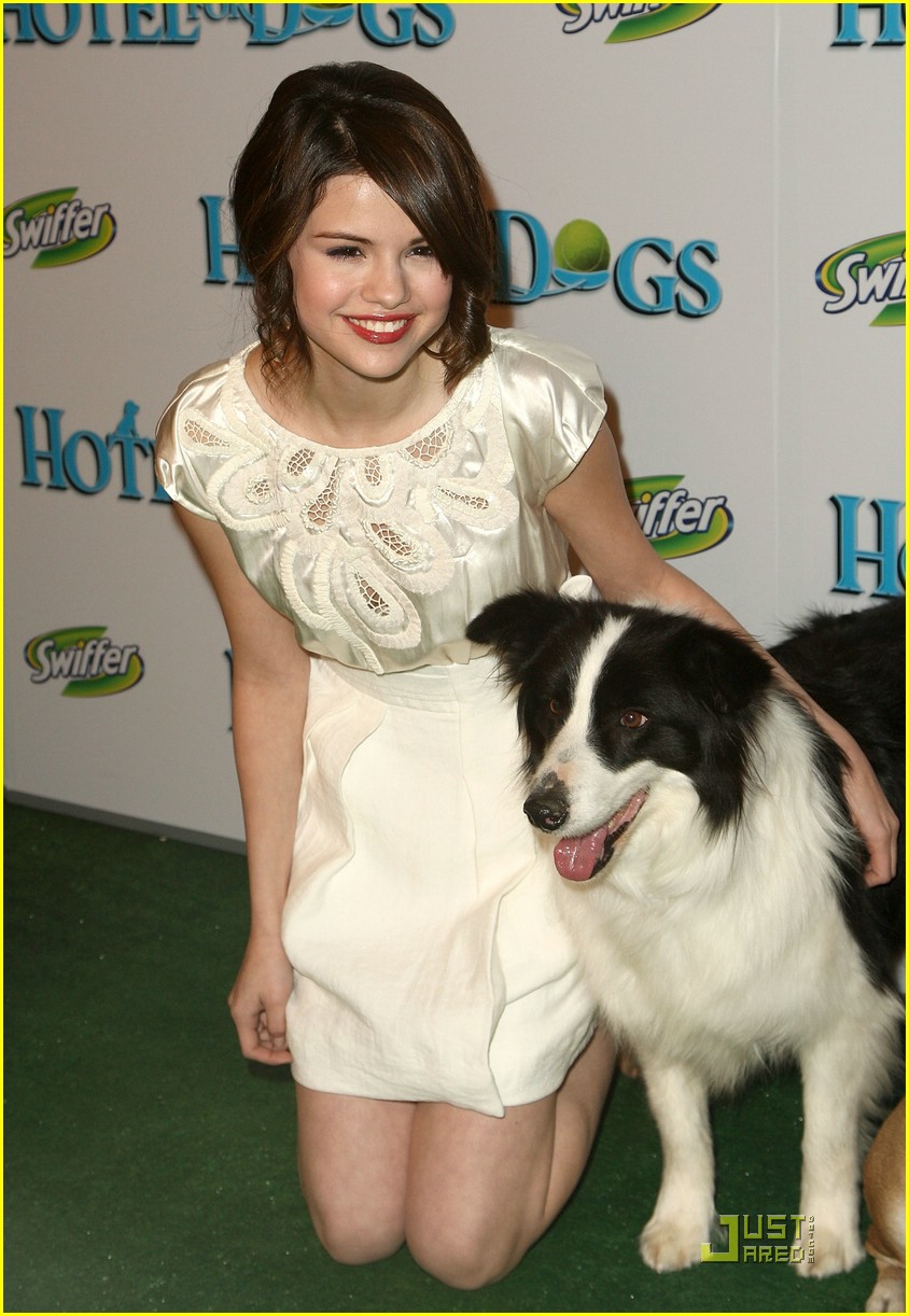 Selena Gomez & Daniel Samonas: Carpet Cuddlers