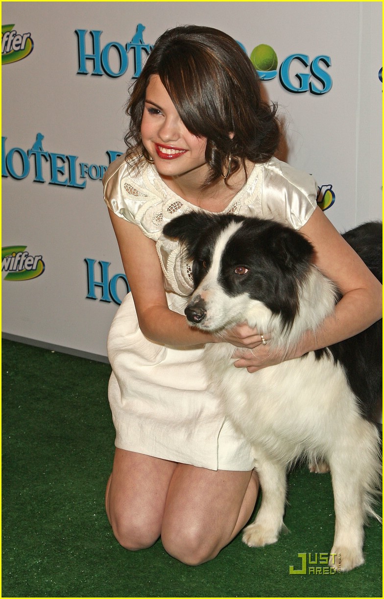 Selena Gomez & Daniel Samonas: Carpet Cuddlers