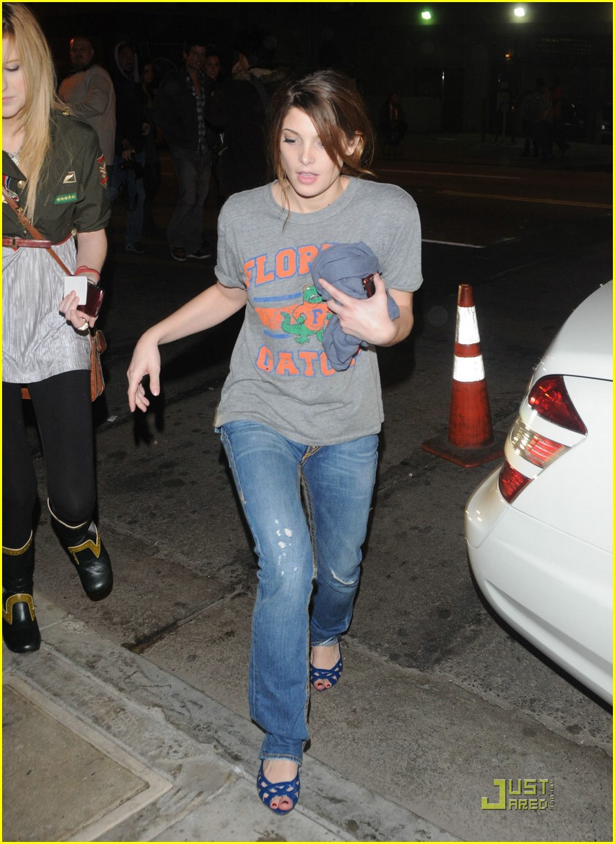 Ashley Greene Has A Pizzeria Party