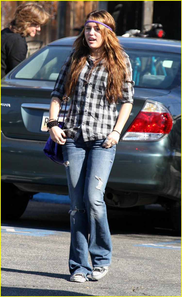Miley Cyrus is a Purple Headhand Hottie