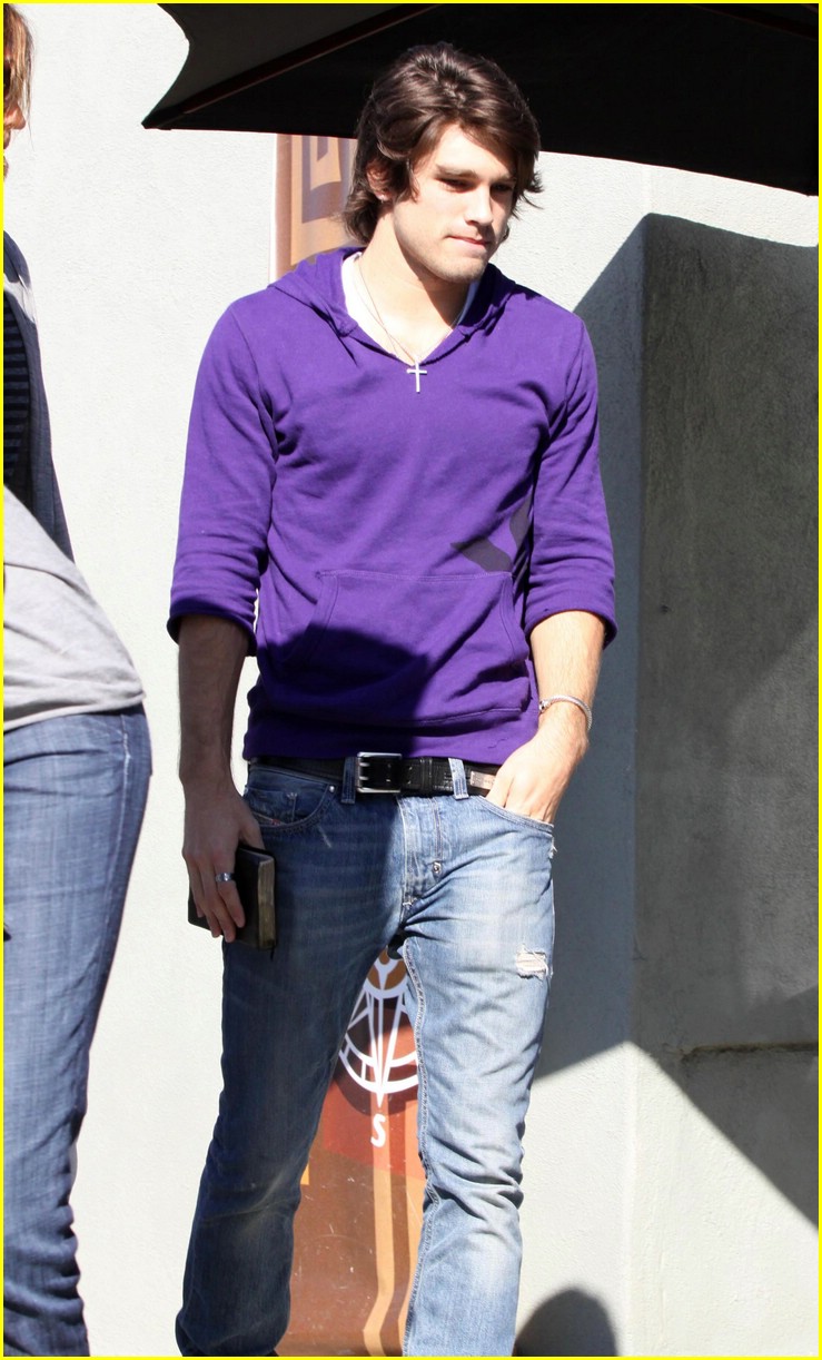 Miley Cyrus is a Purple Headhand Hottie