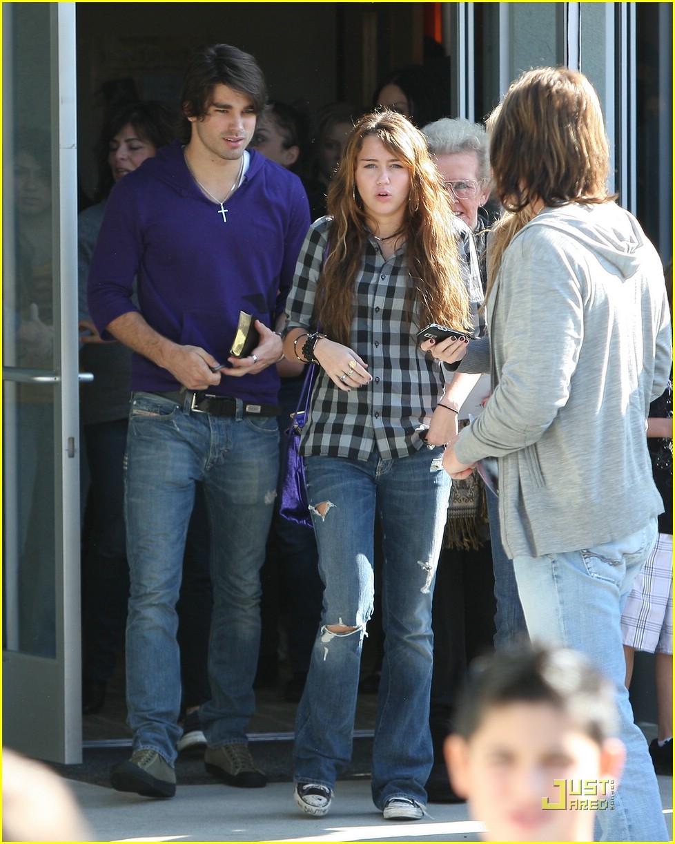 Miley Cyrus is a Purple Headhand Hottie