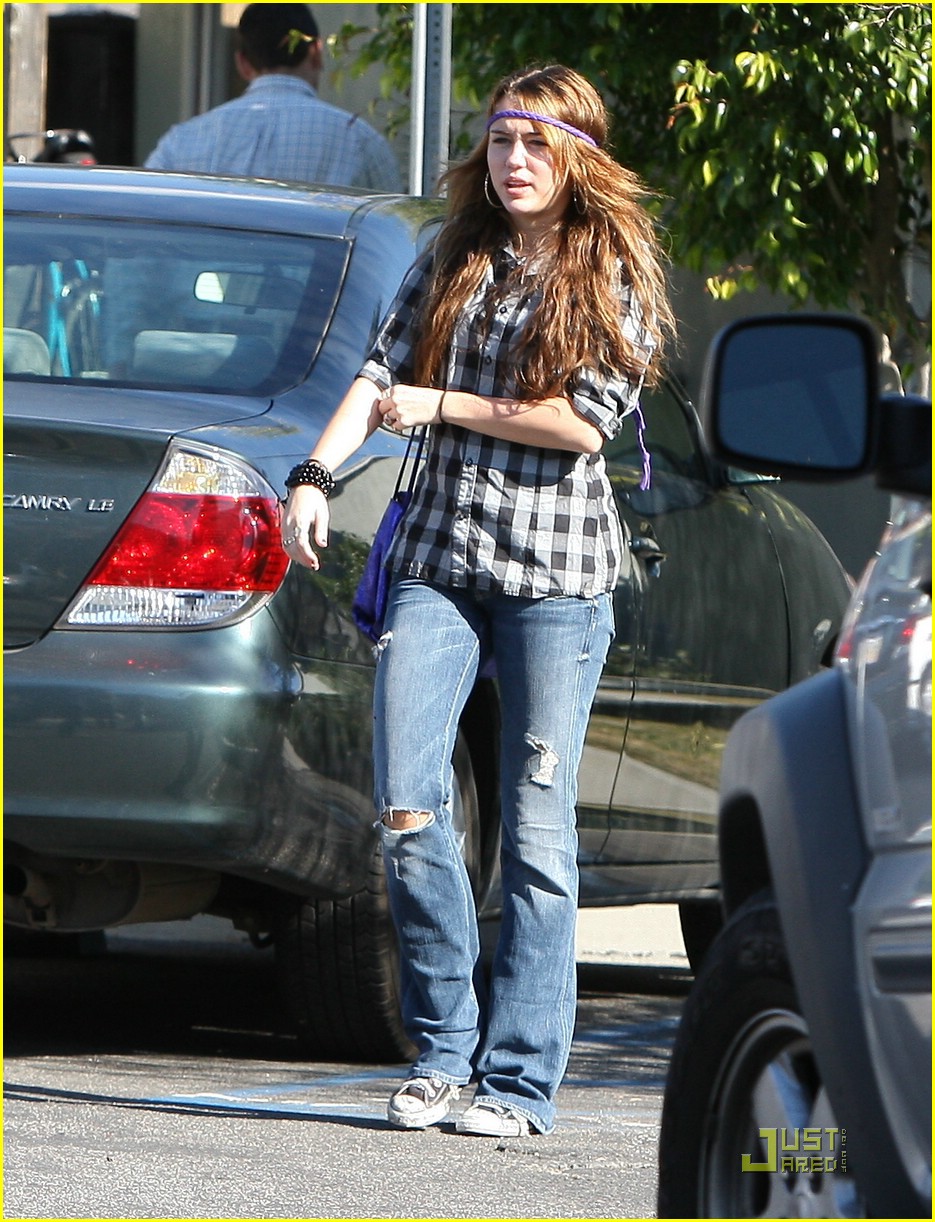 Miley Cyrus is a Purple Headhand Hottie