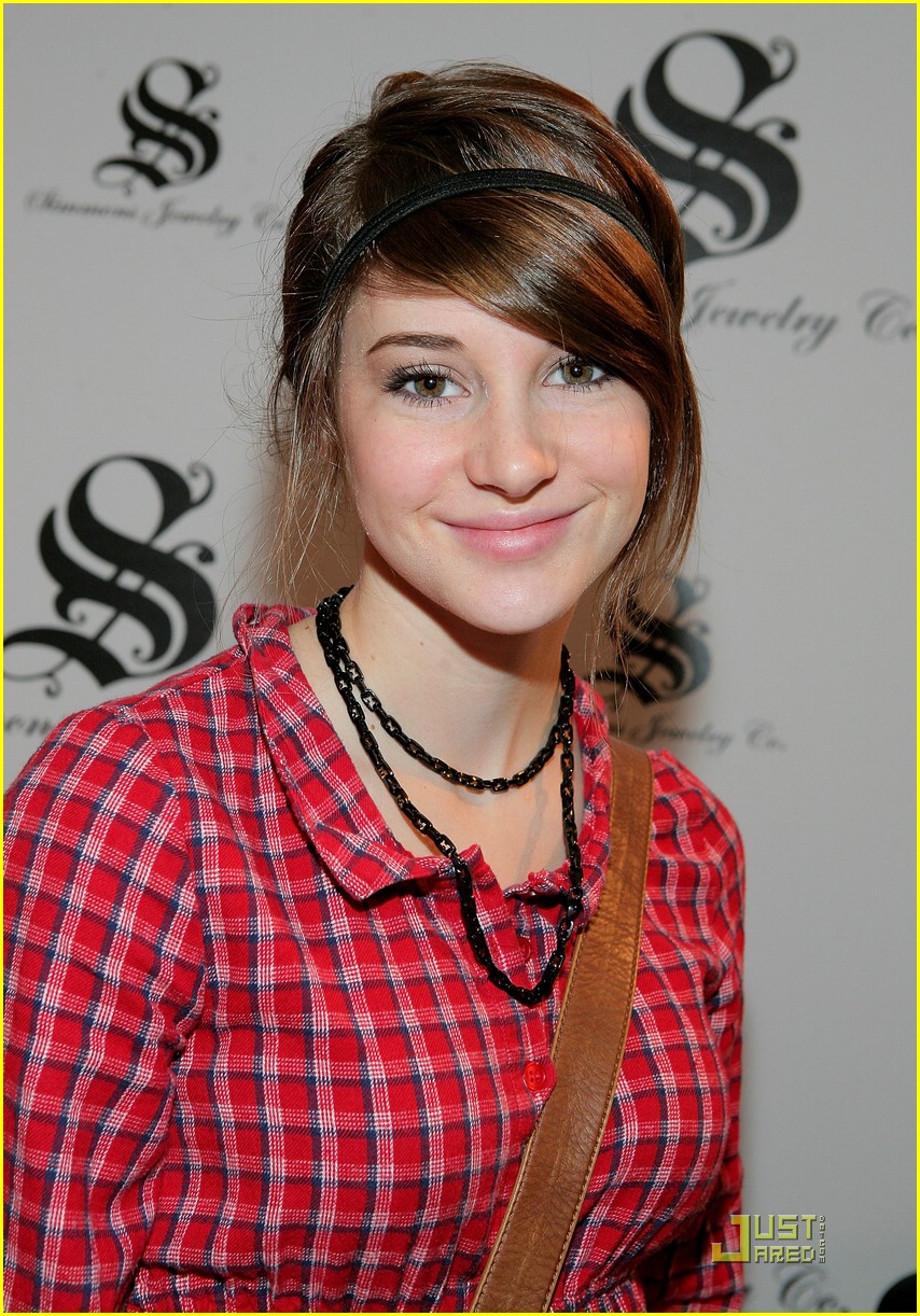 Shailene Woodley is Scarf Sweet