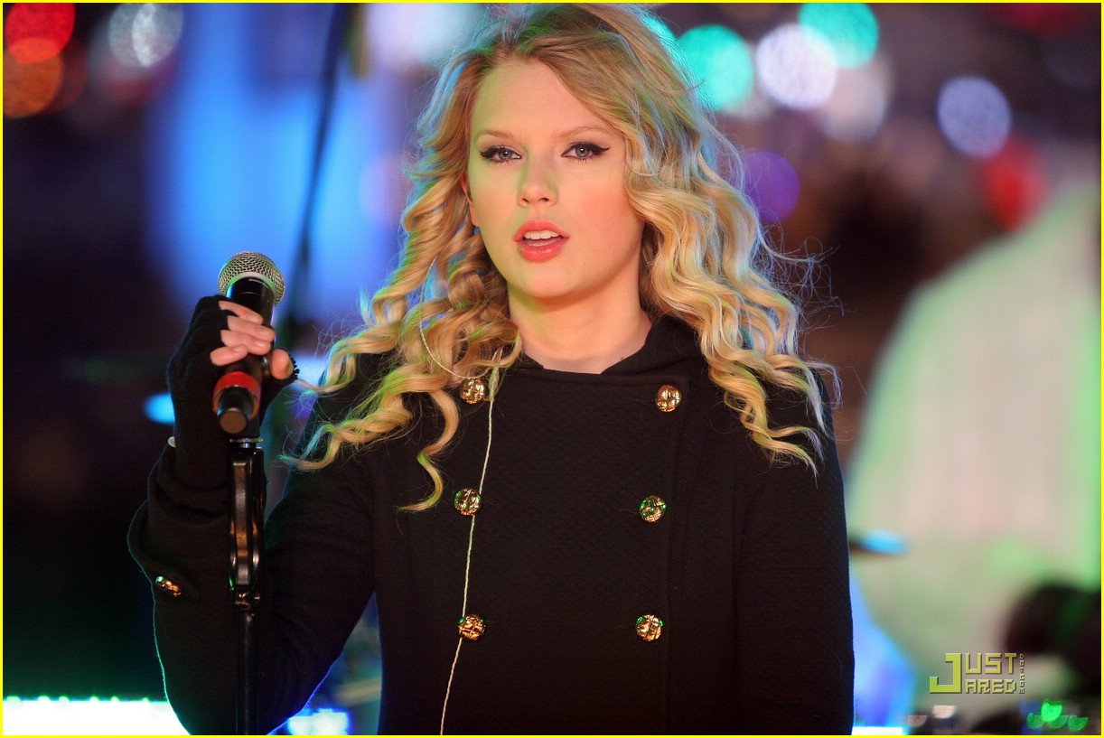 Taylor Swift Rings In Rockin' New Year