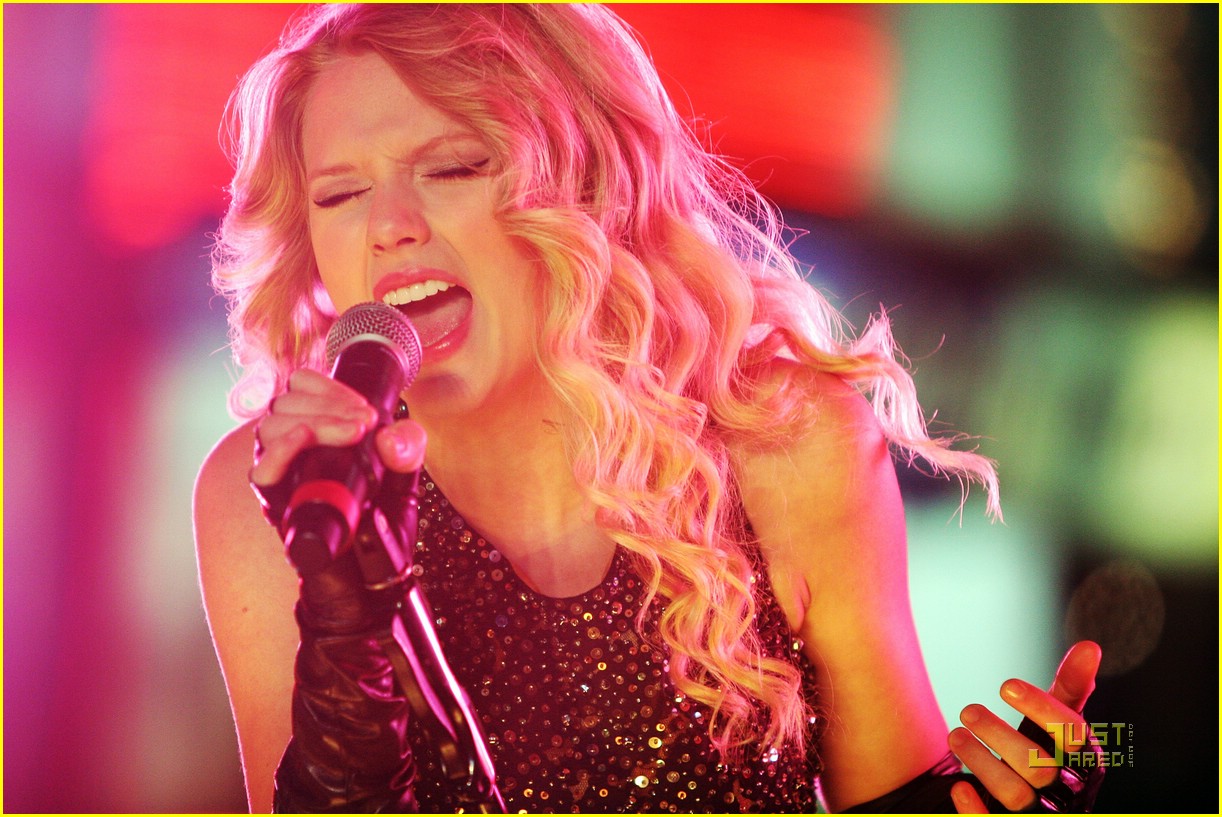 Taylor Swift Rings In Rockin' New Year