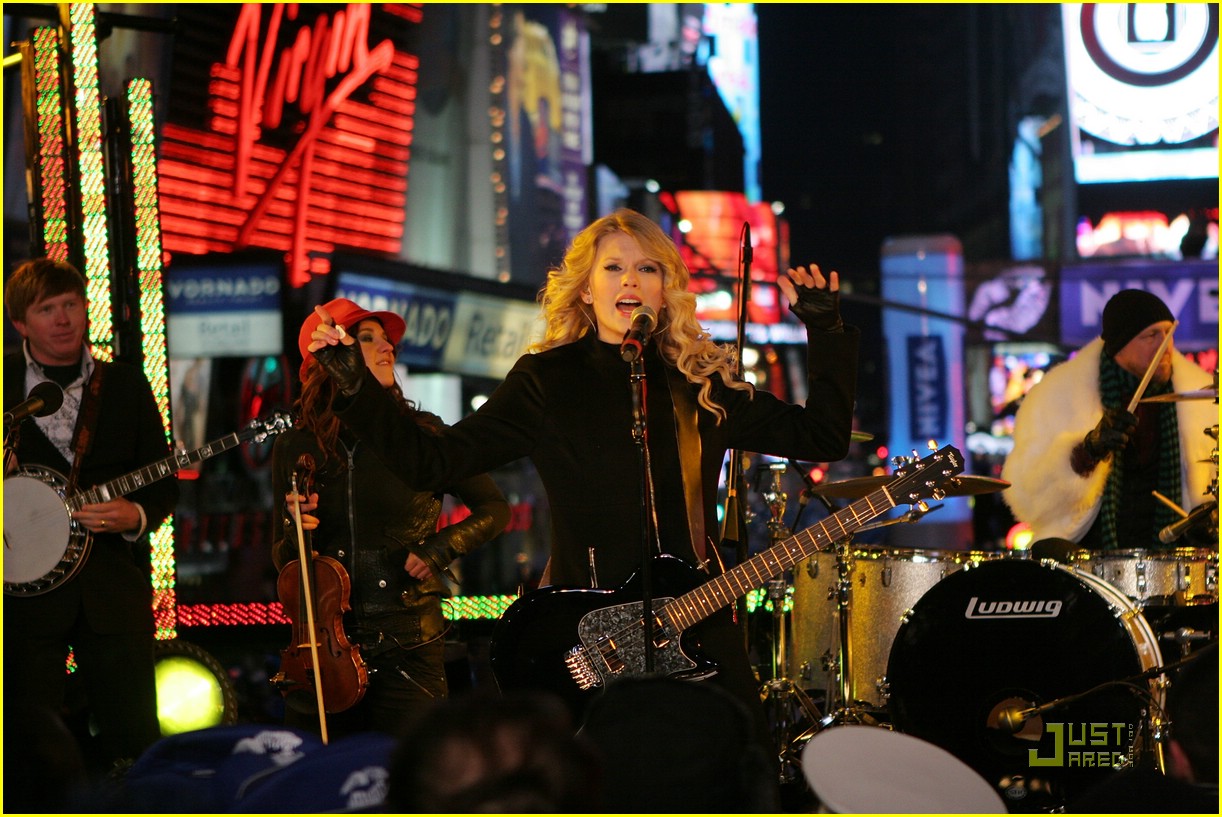 Taylor Swift Rings In Rockin' New Year